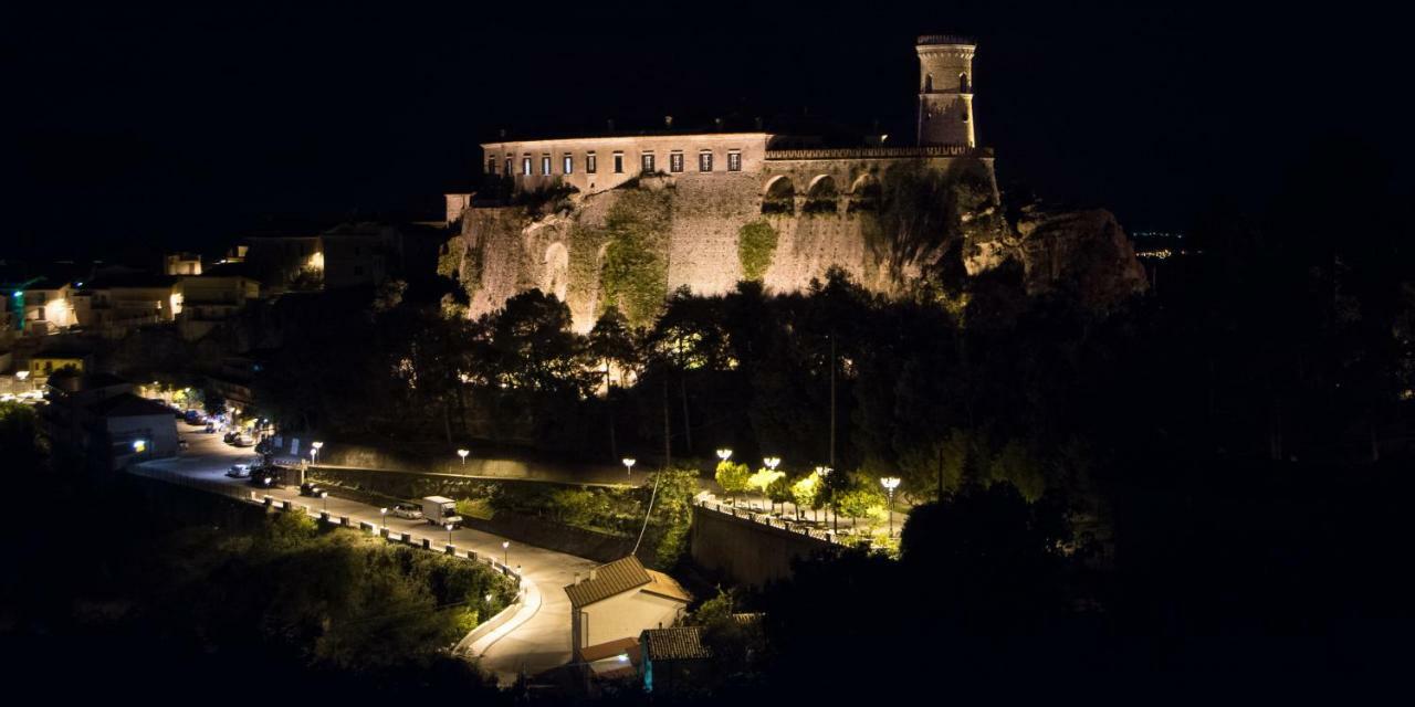 Castello Di Caccuri Suites Eksteriør billede