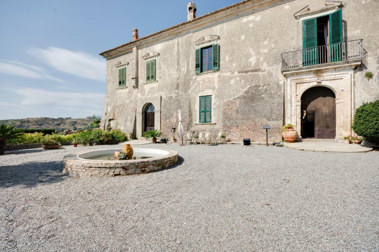 Castello Di Caccuri Suites Eksteriør billede